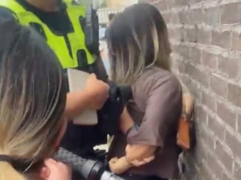 Na het incident  aan de Paul van Ostaijenlaan in Antwerpen werd een 31-jarige vrouw in de boeien geslagen.