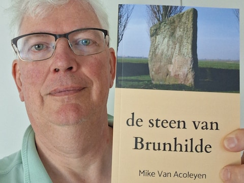 Mike Van Acoleyen met zijn boek 'De steen van Brunhilde'.