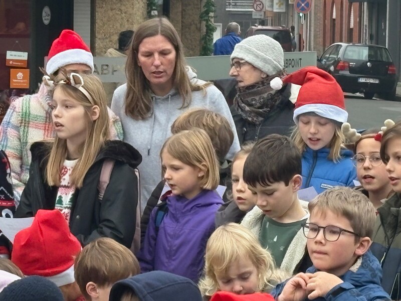 Leerlingen van Het Leerbos zingen liedjes voor De Warmste Week op Markt ...