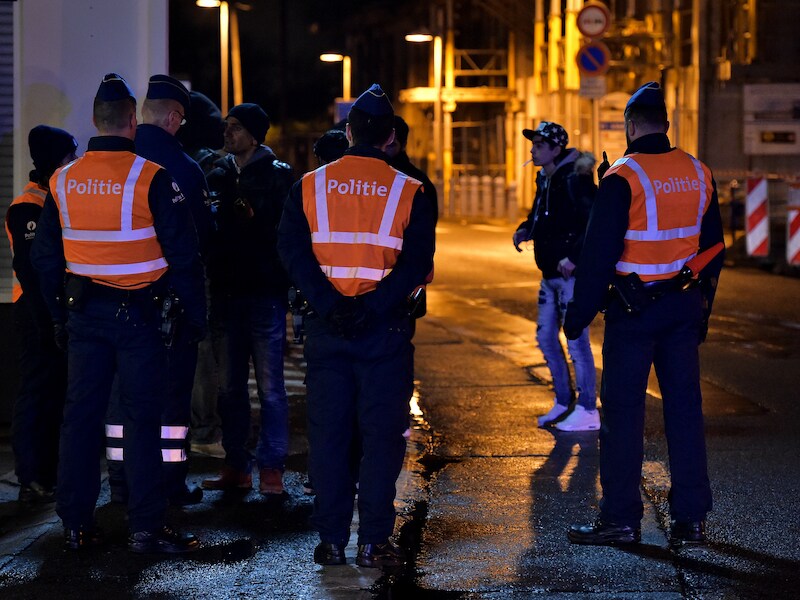 De politie contoleert vluchtelingen aan de grens in Adinkerke (De Panne).