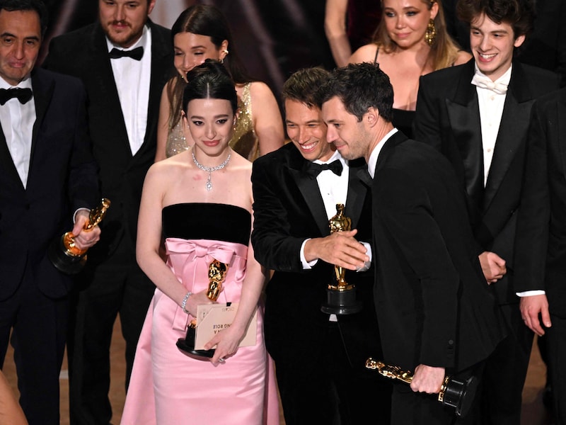 Klein budget, maar grote winst: ‘Anora’ is slokop op de Oscars, topfavoriet Demi Moore grijpt naast prijs voor beste actrice