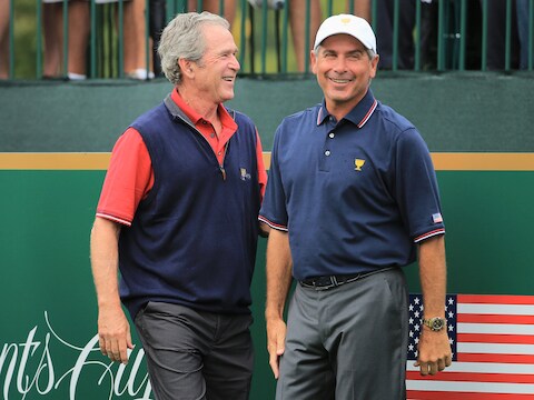 Fred Couples, rechts, naast oud-president van de Verenigde Staten, George Bush