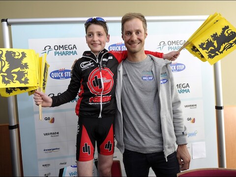 Boonen met Tjorven, de superfan die zo uitbundig de zege van zijn idool vierde in het veld.