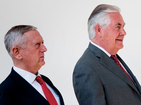 Defensieminister James Matthis en Buitenlandminister Rex Tillerson (rechts) wandelen door de zuilengang aan het Witte Huis.