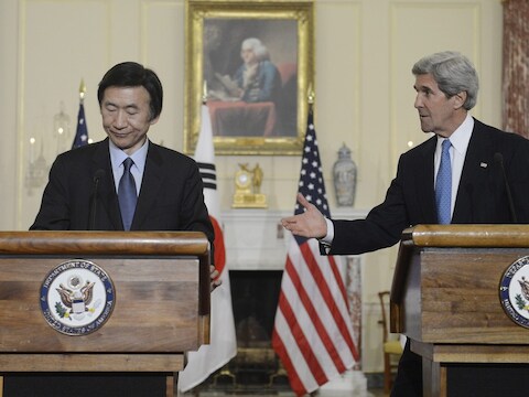John Kerry met zijn Zuid-Koreaanse collega Yun Byung-Se.