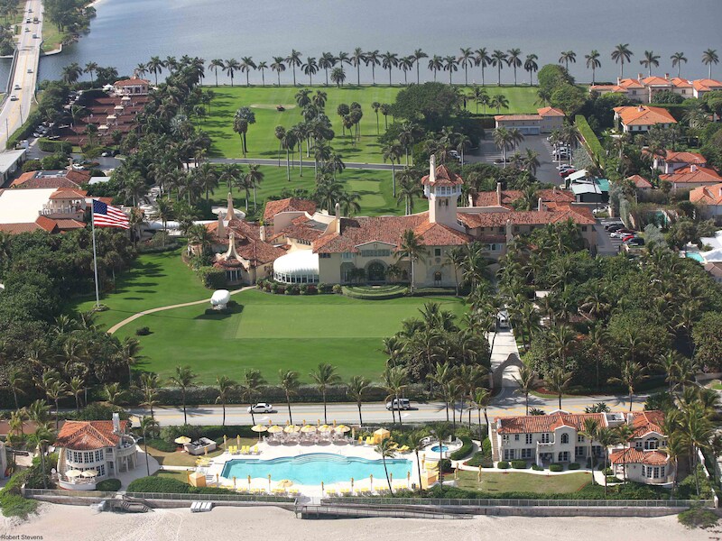 Donald Trump kocht Mar-a-Lago in Palm Beach in 1985 voor minder dan 10 miljoen dollar. Hij maakte er tien jaar later een privéclub van waar hij een reeks privévertrekken voor zichzelf houdt.