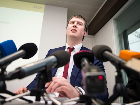 "Ik word toch niet betaald om mijn mond te houden?", zegt Peter Dedecker (N-VA)