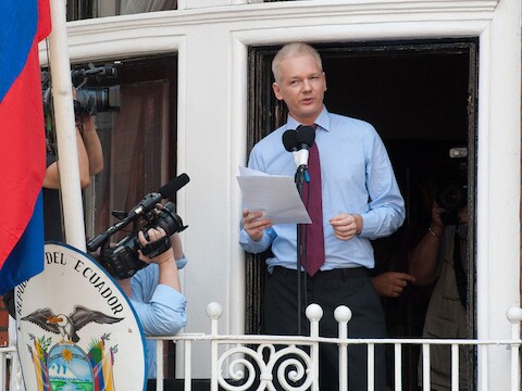 Julian Assange tijdens een toespraak op het balkon van de Ecuadoraanse ambassade te Londen.