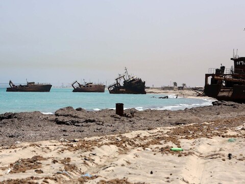 Het strand bij de Libische stad Zuwarah waarvandaan vluchtelingen per boot naar Europa proberen te komen.