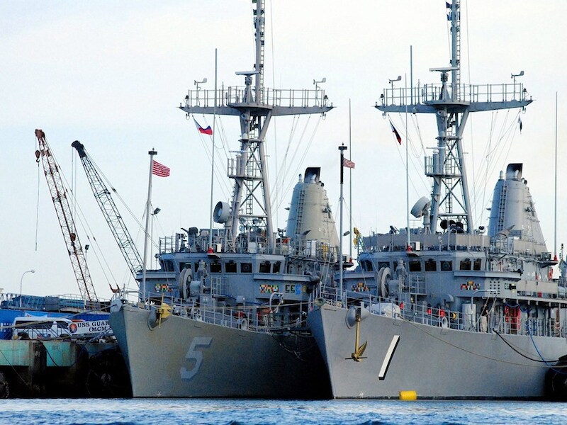 Links op deze foto ligt de USS Guardian.