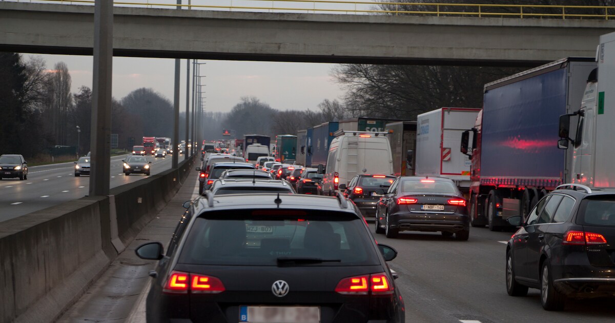 Bestelwagen rijdt in op vrachtwagen op E40 in file door boerenprotest ...