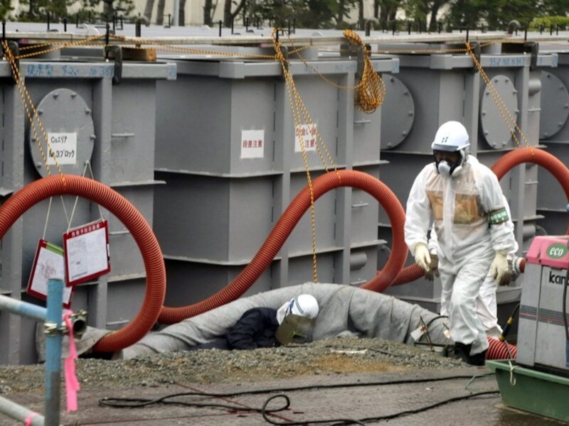 Een werknemer van Tepco bij de beschadigde centrale in Fukushima.