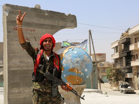 Een strijder van de Koerdische Volksbevrijdingseenheden (YPG) in Manbij.