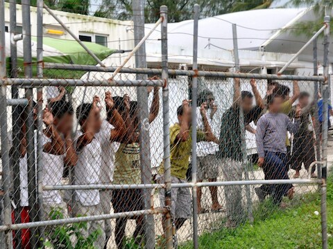 Asielzoekers op het eiland Manus. Canberra en Washington onderhandelden in november een "uitzonderlijk akkoord" dat inhoudt dat een onbekend aantal van de 1.600 vluchtelingen in de controversiële Australische asielcentra op de eilanden Manus, in Papoea-Nieuw-Guinea, en Nauru, door de VS opgevangen zal worden.