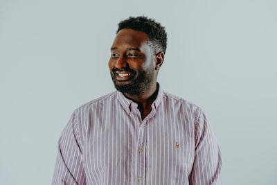 Financieel expert Chris Sugira (34) wordt nieuwe geldexpert van HLN en VTM NIEUWS