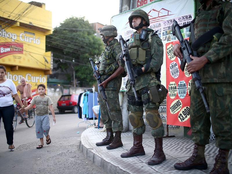 Soldaten zijn op hun hoede in Rio de Janeiro.