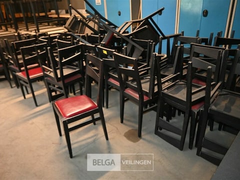 Onder andere deze stoelen worden verkocht