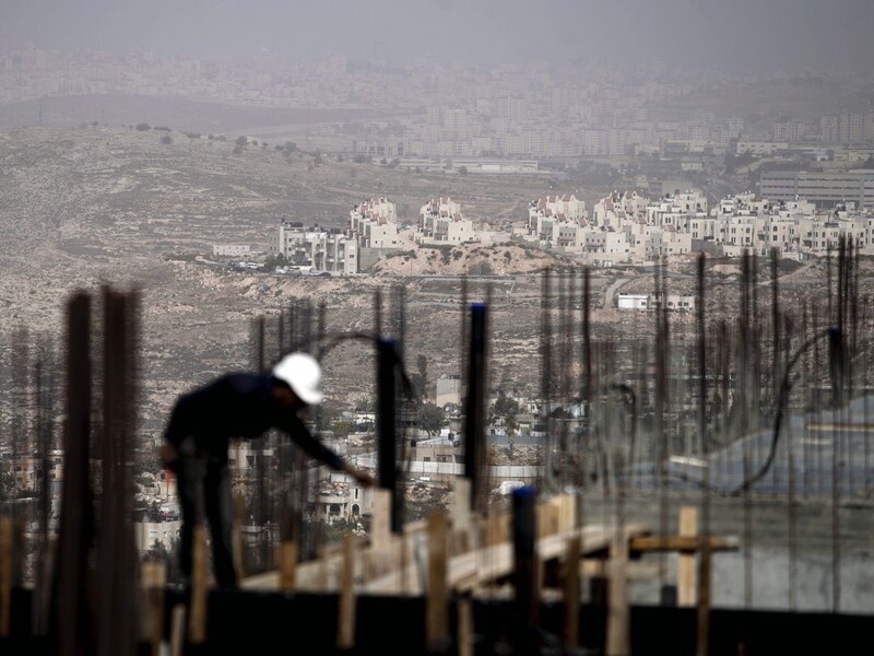 Een Palestijnse bouwvakker aan het werk in de Joodse nederzetting Ramt Shlomo.