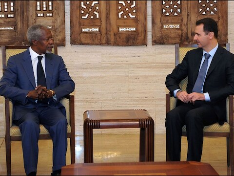 De Syrische president Assad (rechts) en VN-gezant Annan gisteren in Damascus.