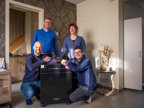 Medewerkers van Klimaan bij een van de eerste drie slimme stekkerbatterijen in Otterbeek.