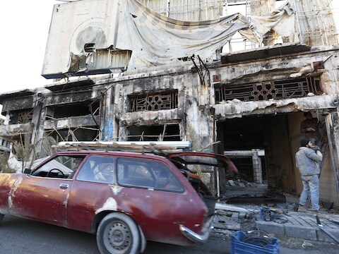 Archieffoto: een vernield gebouw in de stad Homs