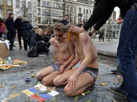 Twee jonge homo's hebben zich deze namiddag vrijwillig laten vernederen op de Groenplaats in Antwerpen.