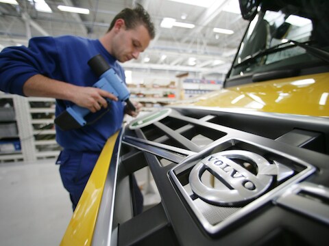 Om zich aan te passen aan de lagere vraag zette het bedrijf wereldwijd het mes in de productie. Daardoor sneuvelden in totaal 2.000 arbeidsplaatsen.