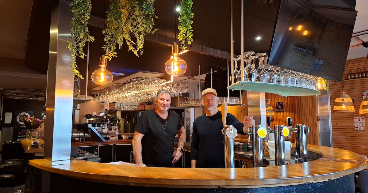 NET OPEN. Johan (50) en Yvo (60) toveren De Kring om tot sportbar: “Het ...
