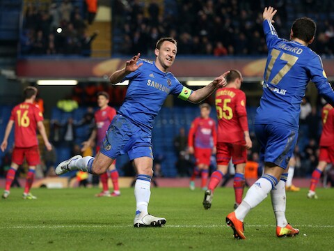 Terry en Hazard vieren de belangrijke 2-1 net na de pauze.