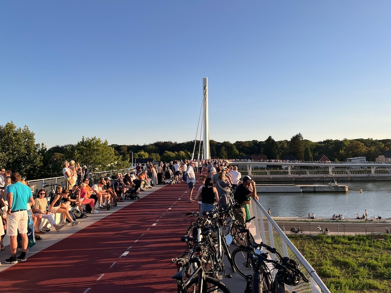 In Wijnegem genieten ze op de fietsersbrug van de eclips