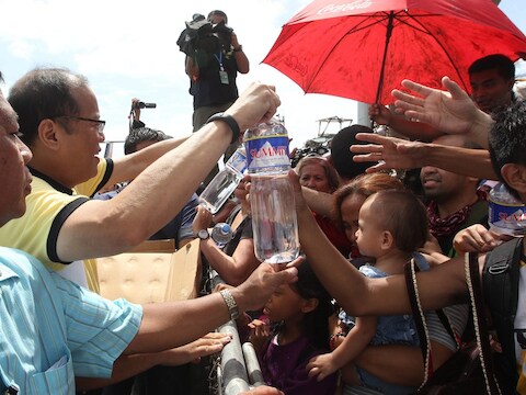 Slachtoffers vechten haast om water in Tacloban.