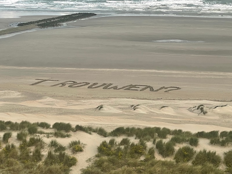 Deze boodschap stond zondagmorgen op het strand in Nieuwpoort meldde een lezer aan HLN