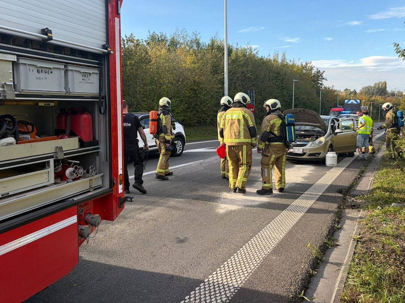 Even verkeershinder door rook onder motorkap op afrit R8 in Bissegem.
