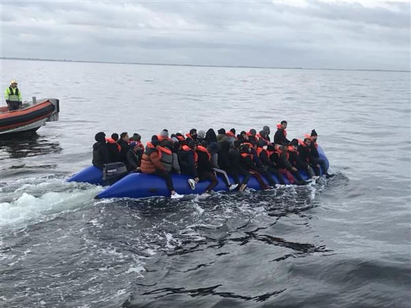 Illustratiebeeld van bootje met 38 transmigranten dat in 2024 werd onderschept voor de kust van Koksijde. De boot links, is van de Belgen die hen voor de veiligheid begeleidden omdat ze niet wilden terugkeren.