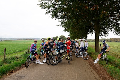 Opschudding in Tour of Holland: etappe definitief geannuleerd nadat auto’s zomaar op het parcours rijden