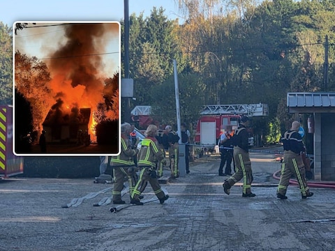 De brandweer kreeg de brand op camping De Kloek in Grobbendonk na ongeveer een uur onder controle.