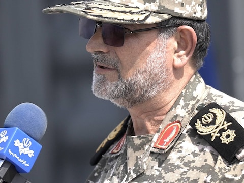 Alireza Tangsiri bij een oefening van zijn troepen aan de Straat van Hormuz in februari van dit jaar.
