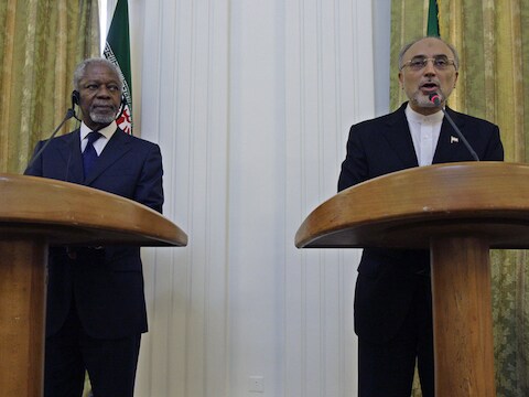 VN-gezant Annen (links) met de Iraanse minister van Buitenlandse Zaken Ali Akbar Salehi.