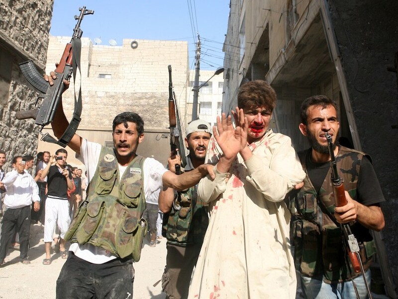 Opstanders van het FSA (Vrije Syrische Leger) gijzelen een politieman.