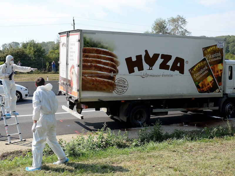 In de vrachtwagen die donderdag is aangetroffen langs een snelweg in Oostenrijk, bevonden zich meer dan zeventig lichamen van vluchtelingen.