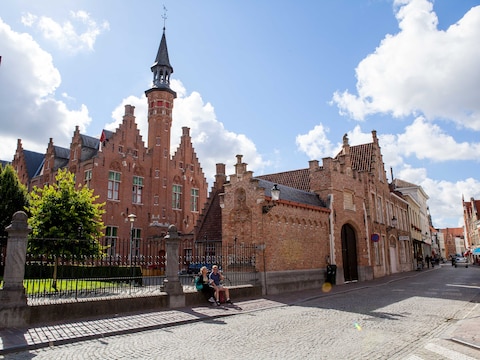De gebouwen van de Stedelijke Academie in de Arsenaalstraat zijn al een tijdje te klein voor de werking van de school.