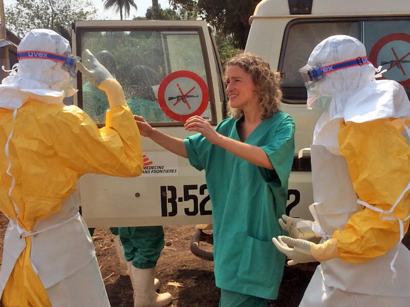 Gezondheidsmedewerkers in Guinee doen er alles aan om de verspreiding van het dodelijke ebolavirus tegen te gaan.