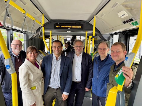 De snelbus X41 Turnhout-Antwerpen rijdt voortaan ook langs de P&R in Oelegem. Vanop deze nieuwe halte kwamen Dirk Bauwens (burgemeester Schilde), Mireille Colson (provinciaal gedeputeerde), Bart Goris (burgemeester Ranst), Koen Kennis (Antwerps mobilteitsschepen en voorzitter Vervoerregioraad Antwerpen), Stefan Van den Abbeele (manager Vervoerregio Antwerpen bij De Lijn) en Tim Peeters (mobiliteitsschepen Ranst) een bus nemen richting de Koekenstad 