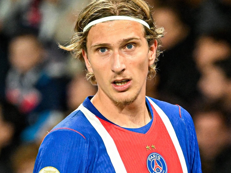 Mika Godts tijdens de match tussen Paris Saint-Germain en Le Mans. 
