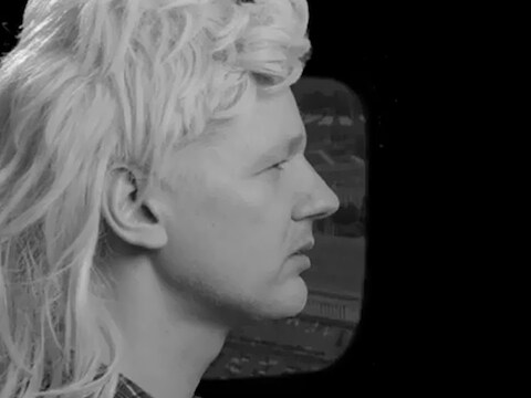 Julian Assange als John Farnham