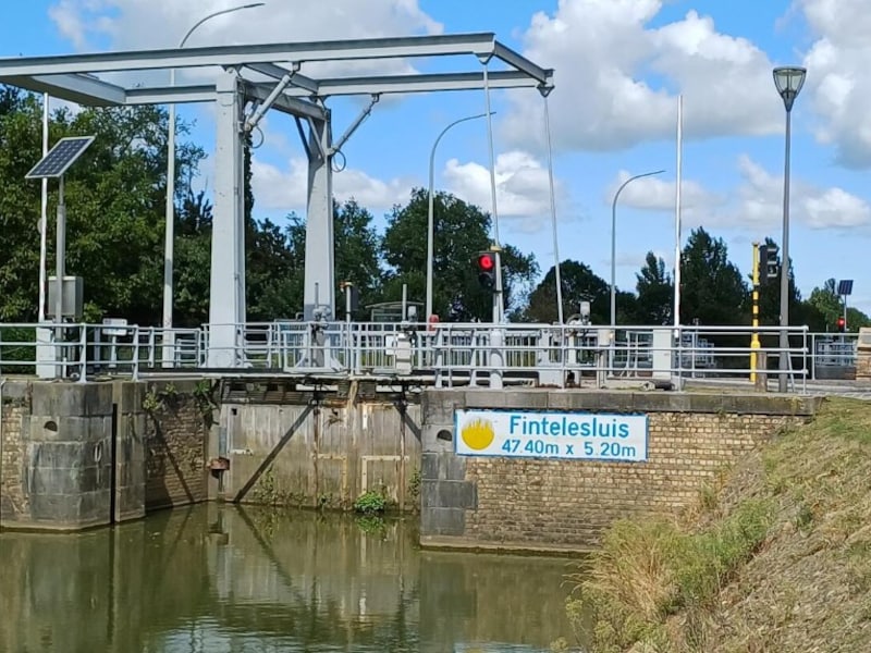 De brug over de Lovaart ter hoogte van de Fintele