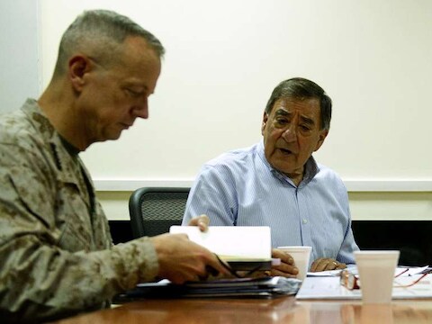 Generaal John Allen (links) en Leon Panetta, Defensieminister van de VS.