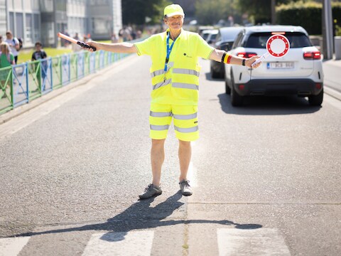 Gemachtigd opzichters helpen kinderen bij het oversteken van de straat 