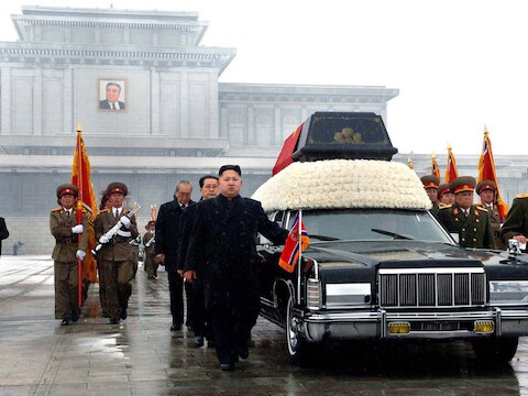 De begrafenis van Kim Jong-il. Voorop links loopt Kim Jong-un.
