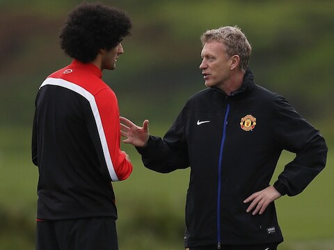 Moyes deze week op training in overleg met Fellaini.